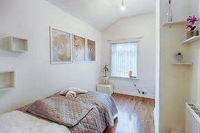 Charming 5-bed House in Birmingham