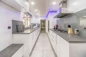 Charming 5-bed House in Birmingham