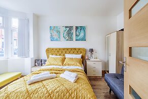 Charming 5-bed House in Birmingham
