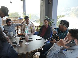 Skyard Hostel Rishikesh (Laxman Jhula)