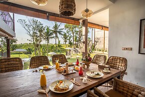 Stunning Villas Complex, 12 BR, Canggu With Staff