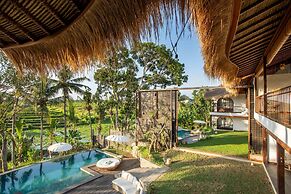 Stunning Villas Complex, 12 BR, Canggu With Staff