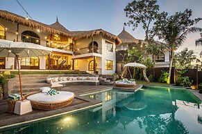 Stunning Villas Complex, 12 BR, Canggu With Staff