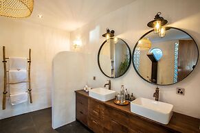 Stunning Villas Complex, 12 BR, Canggu With Staff