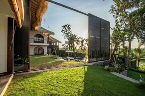 Stunning Villas Complex, 12 BR, Canggu With Staff