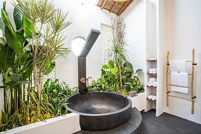 Stunning Villas Complex, 12 BR, Canggu With Staff
