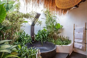 Stunning Villas Complex, 12 BR, Canggu With Staff