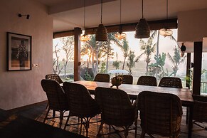 Stunning Villas Complex, 12 BR, Canggu With Staff