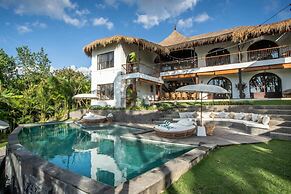 Stunning Villas Complex, 12 BR, Canggu With Staff