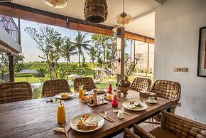 Stunning Villas Complex, 12 BR, Canggu With Staff