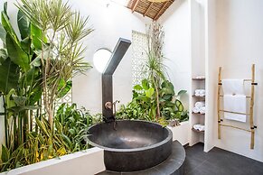 Stunning Villas Complex, 12 BR, Canggu With Staff