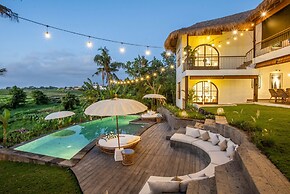 Stunning Villas Complex, 12 BR, Canggu With Staff