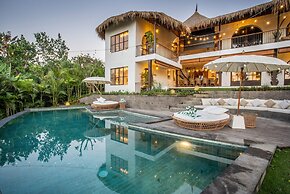 Stunning Villas Complex, 12 BR, Canggu With Staff