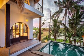 Tropical Private Villa, 3 BR, Canggu Ricefield View