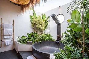 Breathtaking Private Villa, 6 BR, Canggu With Staff