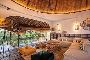 Breathtaking Private Villa, 6 BR, Canggu With Staff