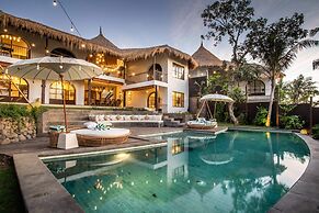 Breathtaking Private Villa, 6 BR, Canggu With Staff