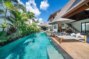 Exclusive Villas Complex, 8 BR, Canggu With Staff