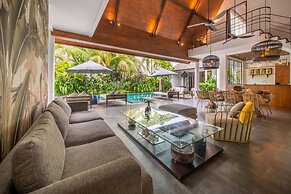 Exclusive Villas Complex, 8 BR, Canggu With Staff