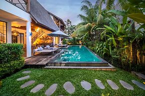 Exclusive Villas Complex, 8 BR, Canggu With Staff