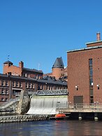 1BR Penthouse with Sauna & Private Rooftop Terrace