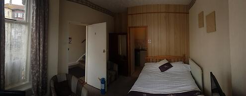 Flat - Sleeps 2 & Parking Available