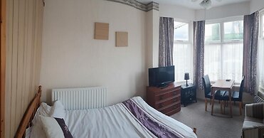 Flat - Sleeps 2 & Parking Available