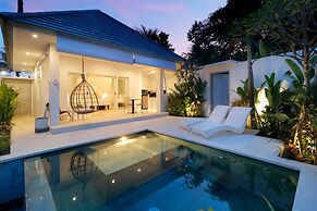 Romantic Jungle Villa, 1 BR, Ubud With Staff