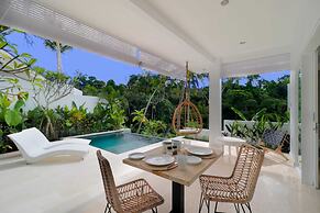 Romantic Jungle Villa, 1 BR, Ubud With Staff