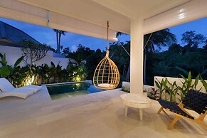 Romantic Jungle Villa, 1 BR, Ubud With Staff