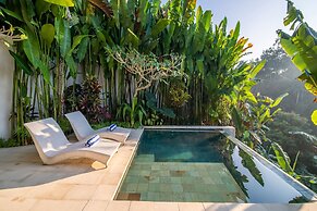 Romantic Jungle Villa, 1 BR, Ubud With Staff