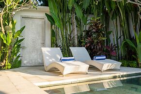 Romantic Jungle Villa, 1 BR, Ubud With Staff