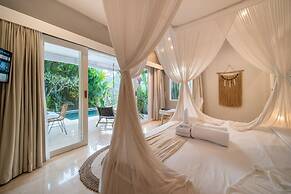 Romantic Jungle Villa, 1 BR, Ubud With Staff