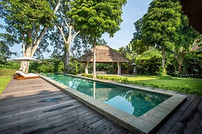 Luxury Jungle Villa, 3 BR, Ubud With Staff
