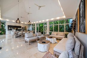 Magical Jungle Villa, 4 BR, Ubud With Staff