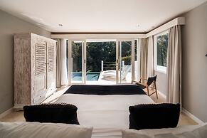 Limitless Jungle Villas Complex, 5 BR, Ubud With Staff