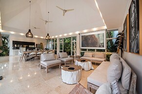 Limitless Jungle Villas Complex, 5 BR, Ubud With Staff