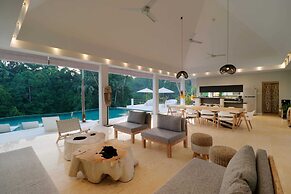 Limitless Jungle Villas Complex, 5 BR, Ubud With Staff