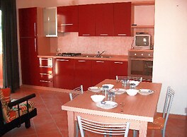 2 Bed Flat - Sleeps 4 - Garden - Parking - Wifi