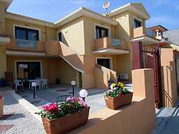 2 Bed Flat - Sleeps 4 - Garden - Parking - Wifi
