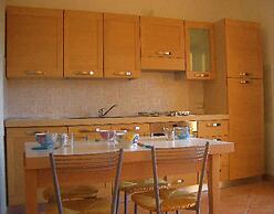 2 Bed Flat - Sleeps 4 - Garden - Parking - Wifi