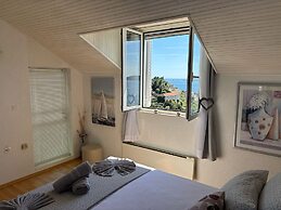 Indy's Beach Apartments