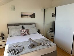 Indy's Beach Apartments