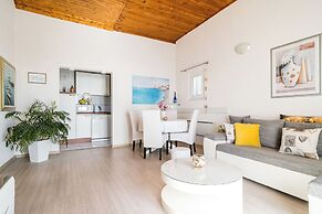 Indy's Beach Apartments