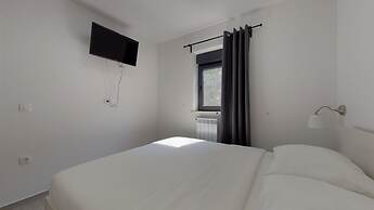 2 Bed House - Sleeps 4 - Hottub - Garden - Parking