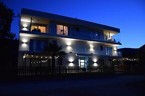 2 Bed House - Sleeps 4 - Hottub - Garden - Parking