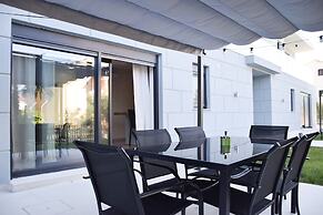 2 Bed House - Sleeps 4 - Hottub - Garden - Parking