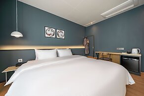 Brown-dot Hotel Signature