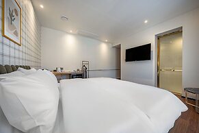 Brown-dot Hotel Signature