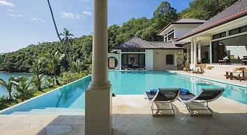 Luxury Private Beachfront Haileng Villa
